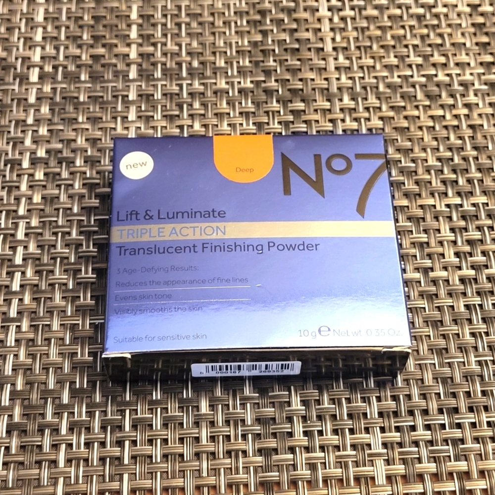 No.7 Brand LIFT & LUMINATE TRIPLE ACTION TRANSLUCENT FINISHING POWDER - NEW